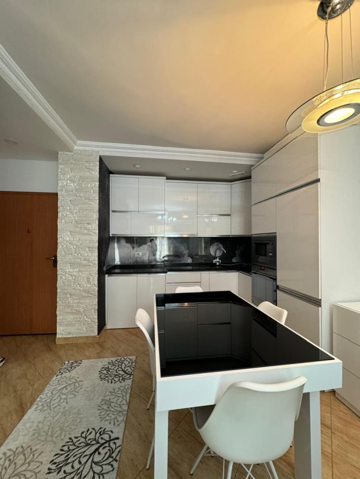 Tirane, jepet me qera apartament 1+1 Kati 3, 50 m² 550 € (Rruga e Kavajes)