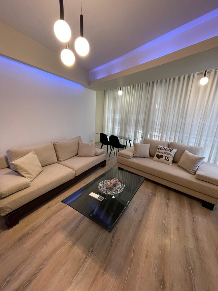 Tirane, jepet me qera apartament 2+1 , 94 m² 800 € (Komuna e Parisit)