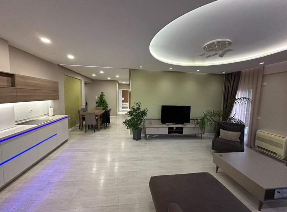 Tirane, jepet me qera apartament 3+1+Ballkon Kati 5, 190 m² 1.300 € (Kopleksi FZ)