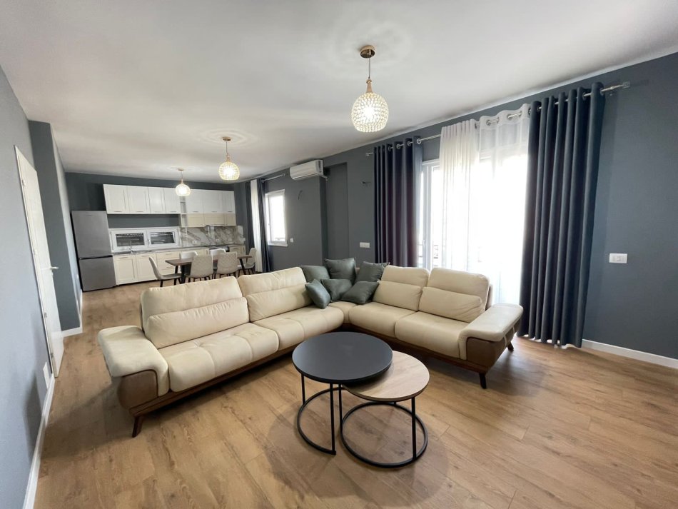Tirane, jepet me qera Vile 2+1 , 100 m² 900 € (Kopshti Botanik)