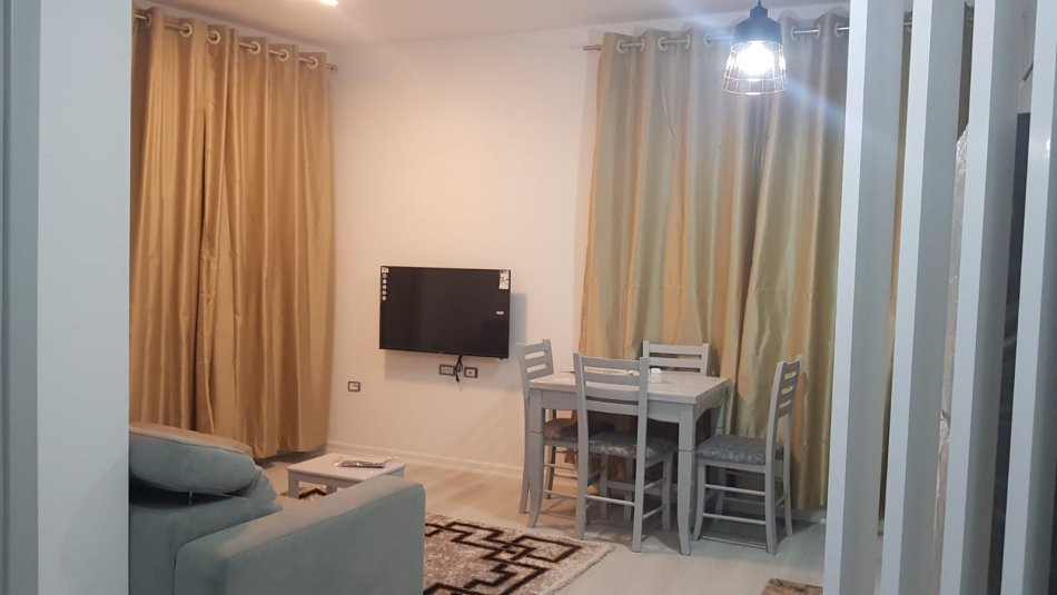 Tirane, jepet me qera apartament 1+1 , 61 m² 650 € (Komuna e Parisit)