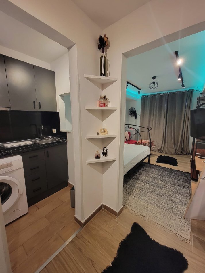 Tirane, jepet me qera apartament 1+1 , 350 € (Komuna e Parisit)