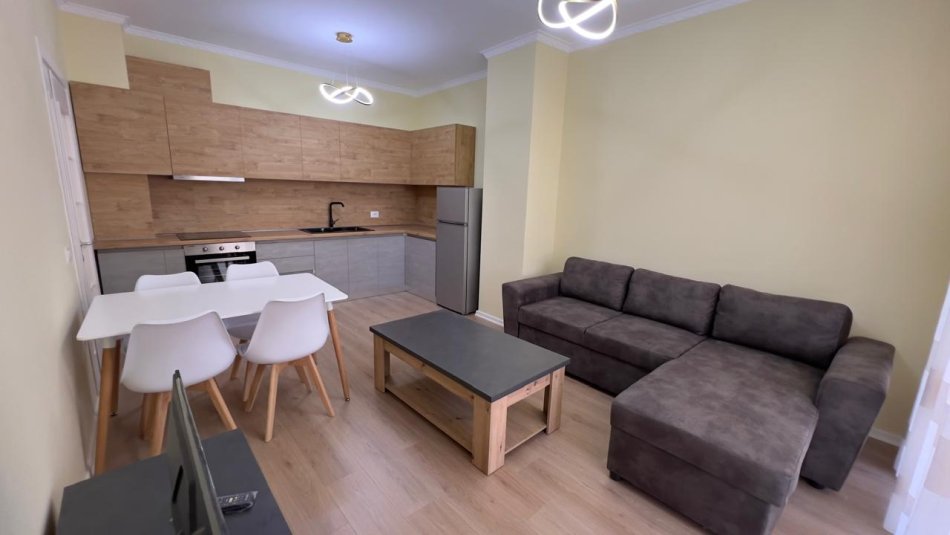Tirane, jepet me qera apartament 2+1 Kati 4, 100 m² 550 € (Yzberisht)