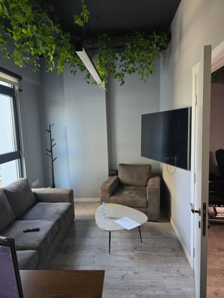 Tirane, jepet me qera zyre Kati 0, 110 m² 1.700 € (21 Dhjetori)