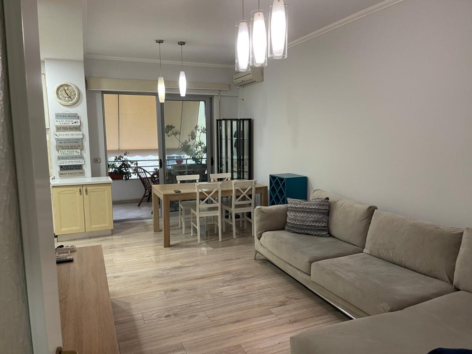 Tirane, jepet me qera apartament 2+1 Kati 4, 90 m² 850 € (Liqeni i Thate)