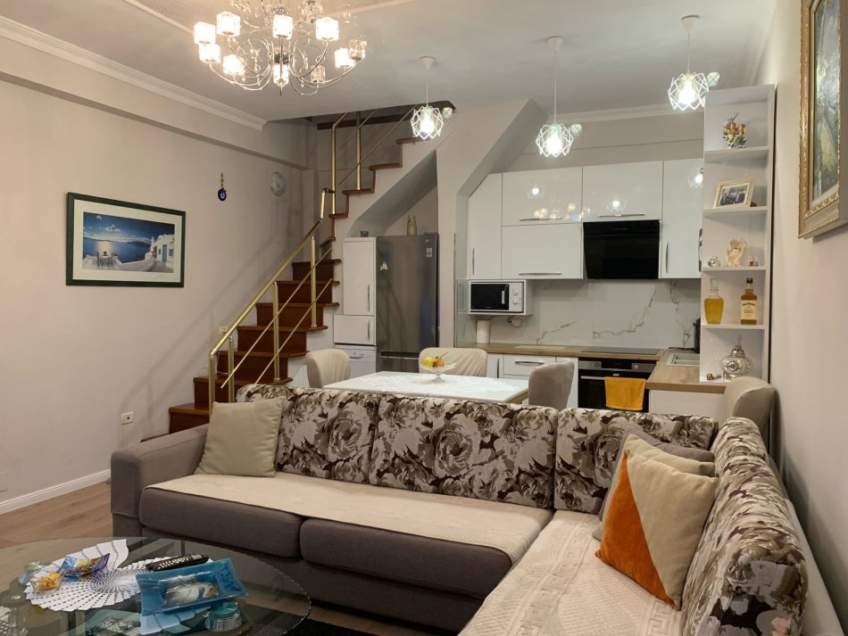 Tirane, jepet me qera apartament 3+1 Kati 2, 120 m² 700 € (Selite)