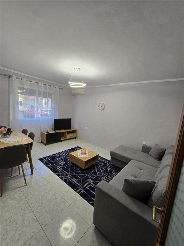 Tirane, jepet me qera apartament 1+1 Kati 2, 65 m² 600 € (Ali Demi)