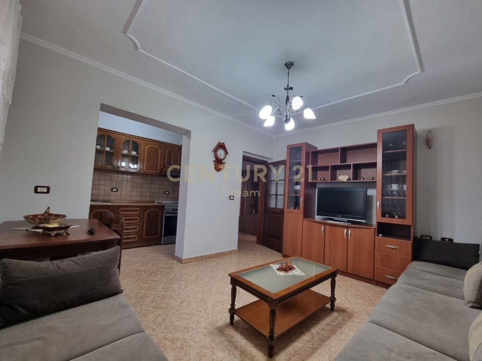 Tirane, jepet me qera apartament 2+1 Kati 4, 72 m² 500 € (Xhamllik -Rruga Bardhyl)