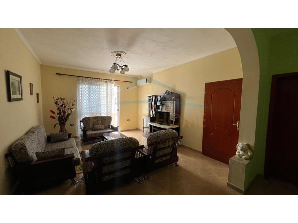 Tirane, jepet me qera apartament 2+1 Kati 2, 500 € (Qytet Studenti)