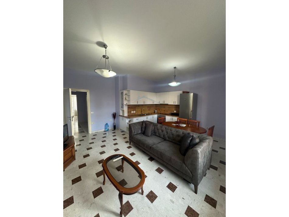 Tirane, jepet me qera apartament 3+1 Kati 7, 100 m² 800 € (Pazari I Ri)