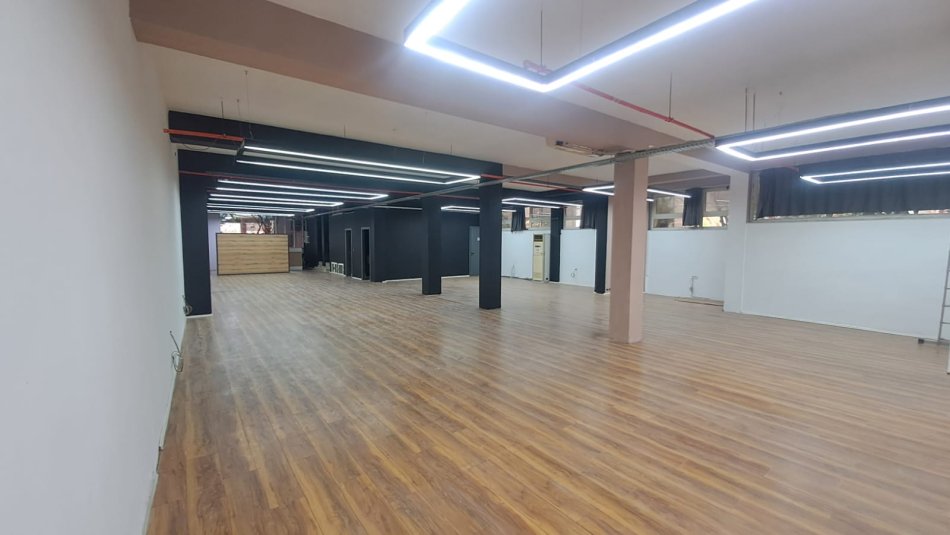 Tirane, jepet me qera dyqan Kati 0, 300 m² 2.500 € (21 Dhjetori)