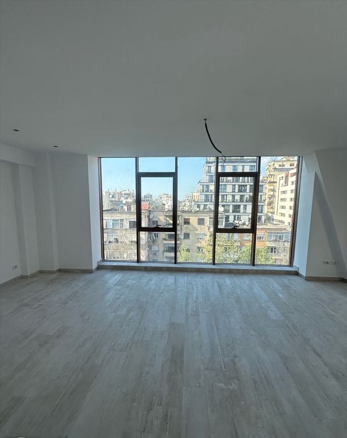 Tirane, jepet me qera ambjent biznesi Kati 5, 158 m² 2.500 € (Rruga e Kavajes)