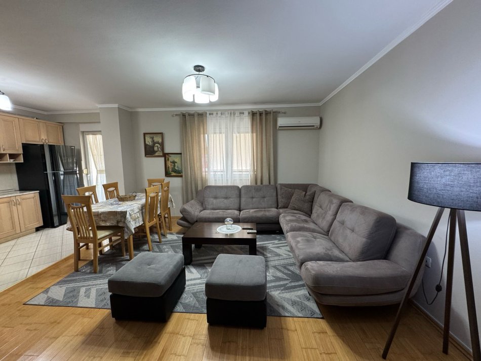 Tirane, jepet me qera apartament 2+1 Kati 5, 120 m² 1.000 € (Stadiumi Air Albania)