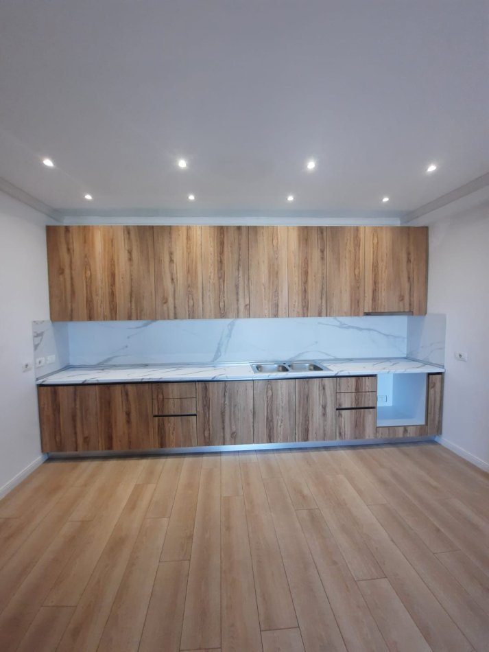 Tirane, jepet me qera ambjent biznesi Kati 7, 120 m² 550 € (Unaza e Re)