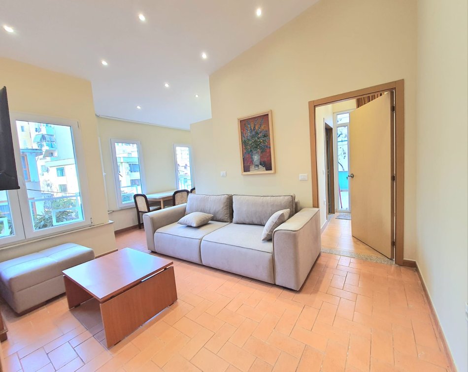 Tirane, jepet me qera apartament 2+1 Kati 3, 150 m² 650 € (Myslym Shyri)