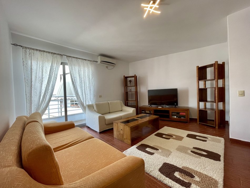 Tirane, jepet me qera apartament 2+1+Ballkon Kati 6, 570 € (Komuna e Parisit afer Kristalit)