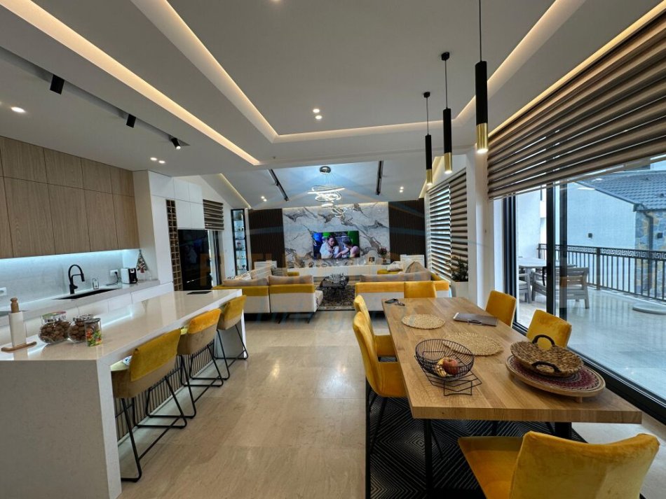 Tirane, jepet me qera Vile , 200 m² 3.500 € (BERZHIT)