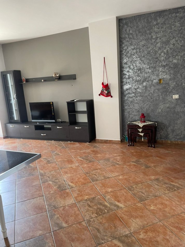 Tirane, jepet me qera apartament 2+1 Kati 4, 98 m² 600 € (Liqeni i Thate)