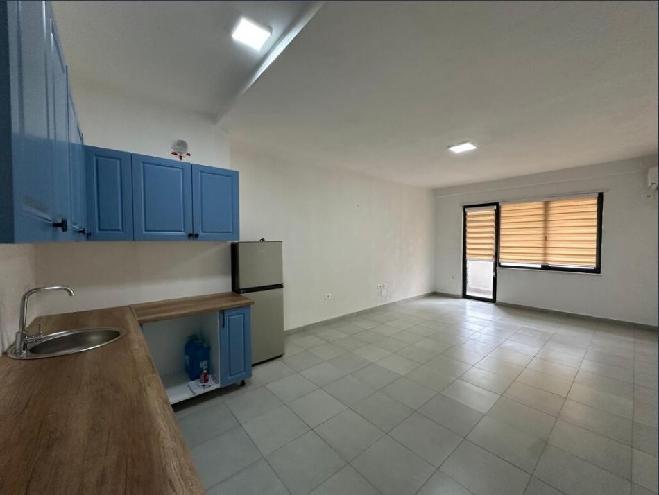 Tirane, jepet me qera zyre Kati 3, 94 m² 750 € (Pazari i Ri)