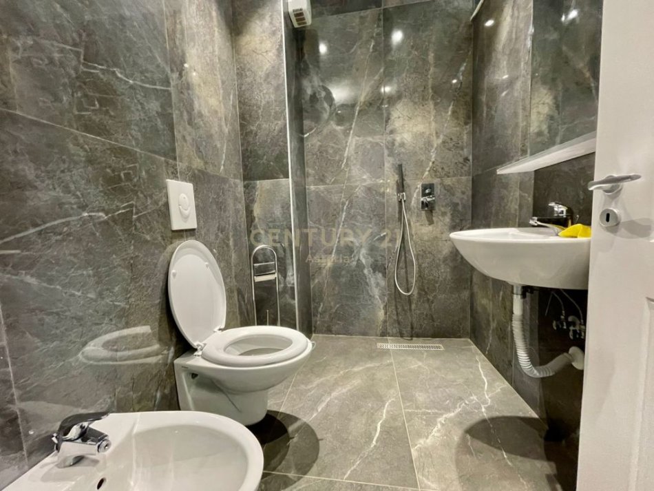 Tirane, jepet me qera apartament 2+1+Ballkon Kati 2, 102 m² 800 € 