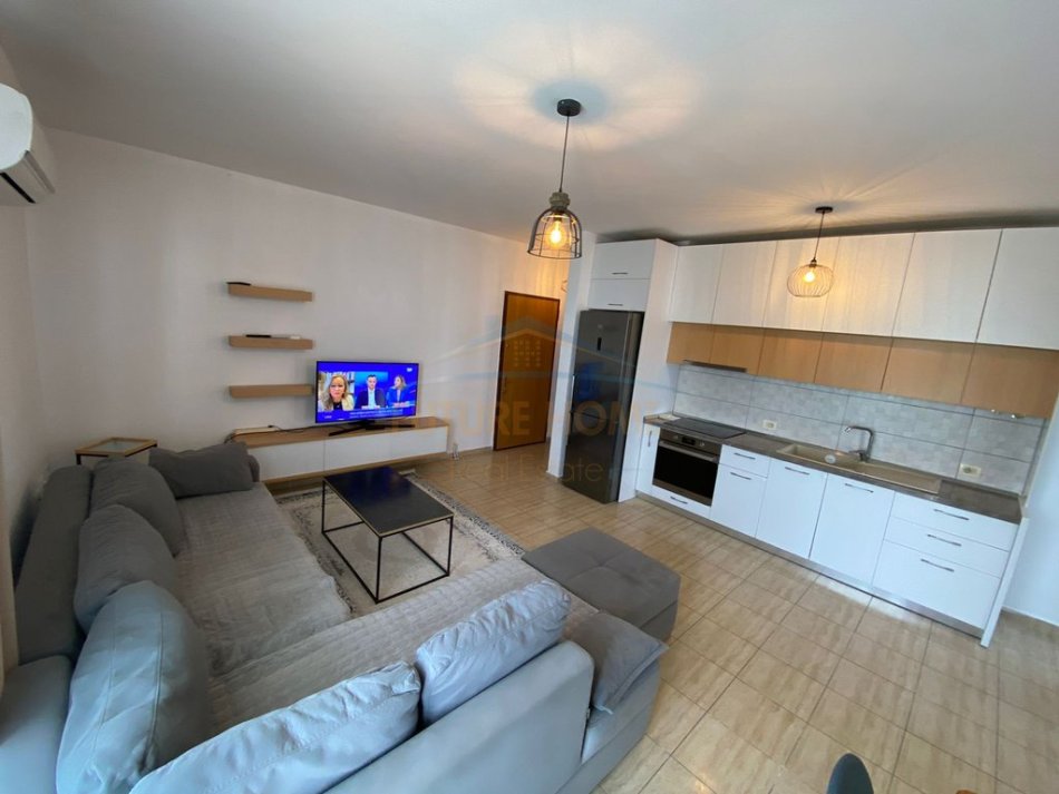Tirane, jepet me qera apartament 2+1 Kati 3, 90 m² 600 € (kodra e djellit)