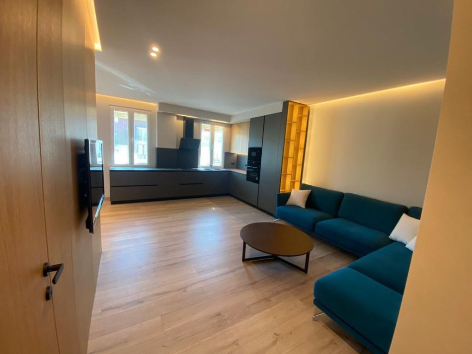 Tirane, jepet me qera apartament 2+1 Kati 7, 100 m² 1.000 € (Nenkalimi i Komunes)