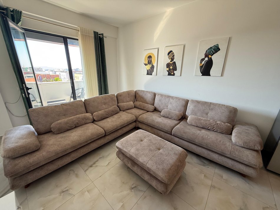 Tirane, jepet me qera apartament 2+1 , 114 m² 650 € (Unaza e Re)