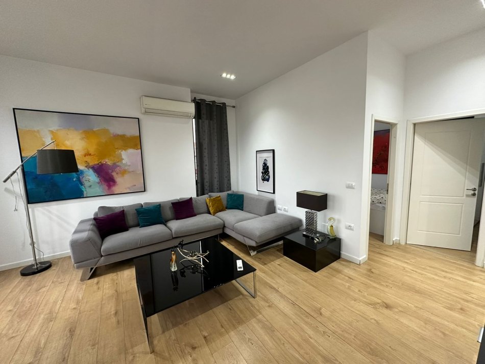 Tirane, jepet me qera apartament 2+1 , 90 m² 800 € 