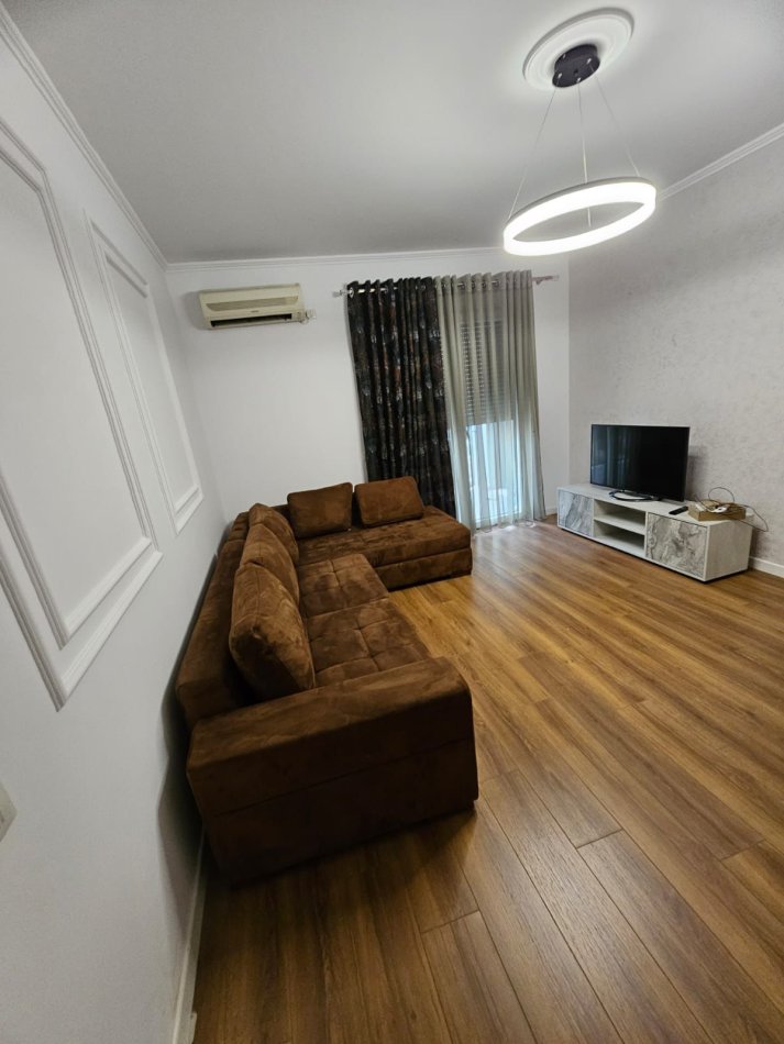 Tirane, jepet me qera apartament 1+1 , 70 m² 600 € 