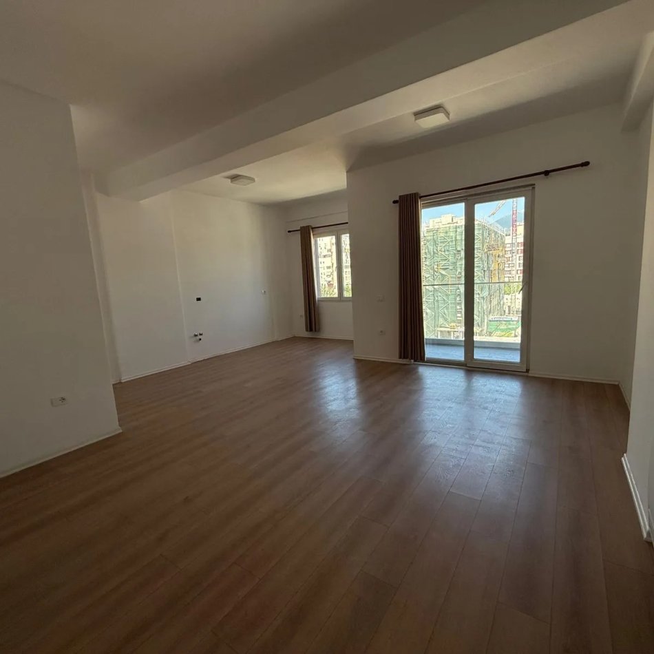 Tirane, jepet me qera zyre , 97 m² 650 € 