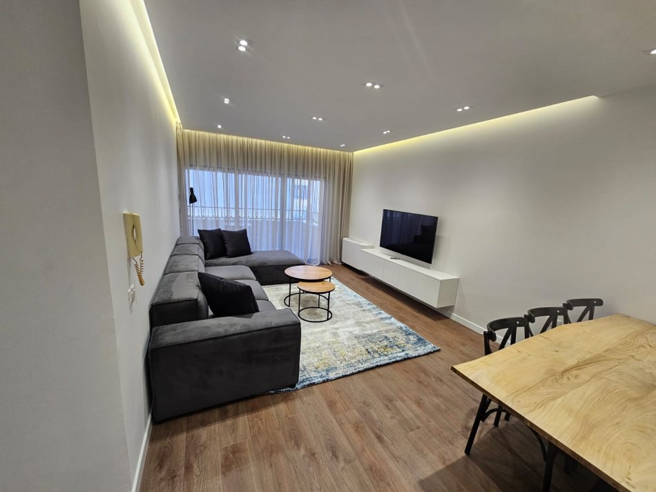 Tirane, jepet me qera apartament 2+1 , 100 m² 1.000 € 