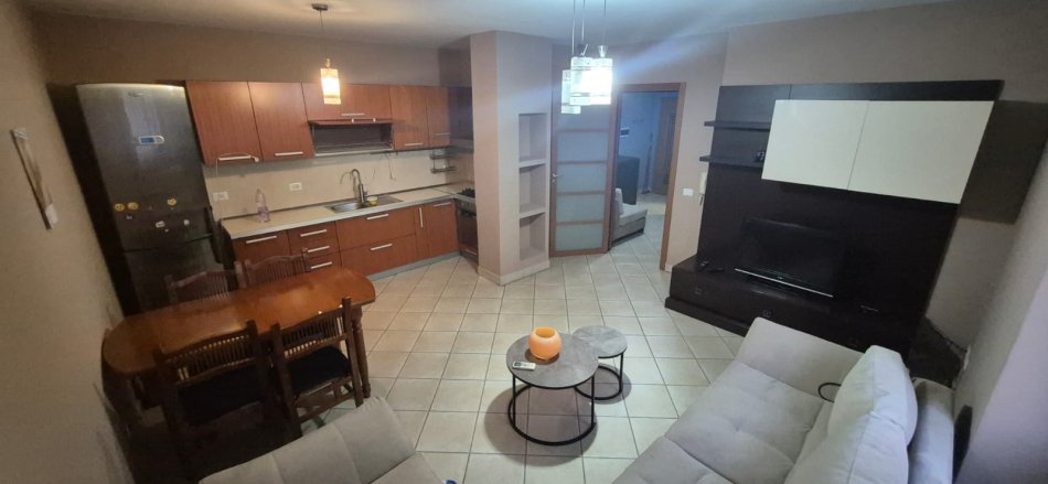 Tirane, jepet me qera apartament 1+1 , 95 m² 650 € 