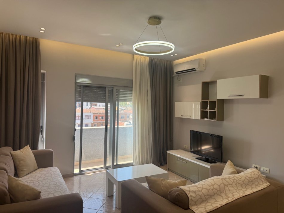 Tirane, jepet me qera apartament 2+1 , 110 m² 650 € 