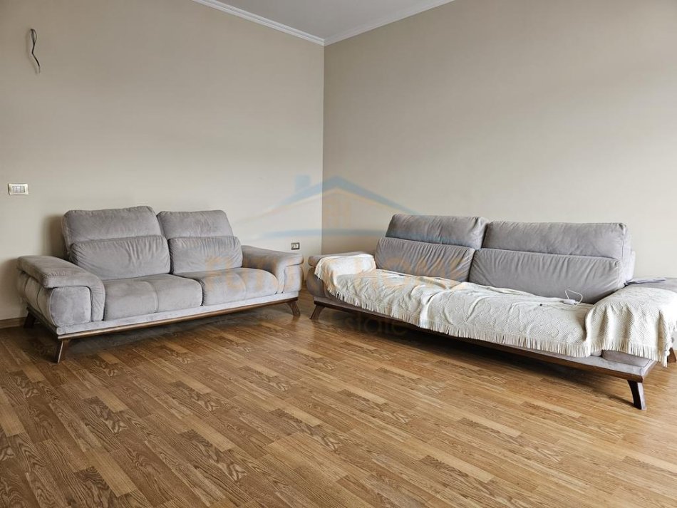 Tirane, jepet me qera apartament 2+1 Kati 3, 124 m² 800 € 