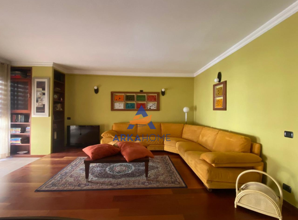 Tirane, jepet me qera apartament 2+1+Ballkon Kati 5, 120 m² 850 € (HOXHA TAHSIM)