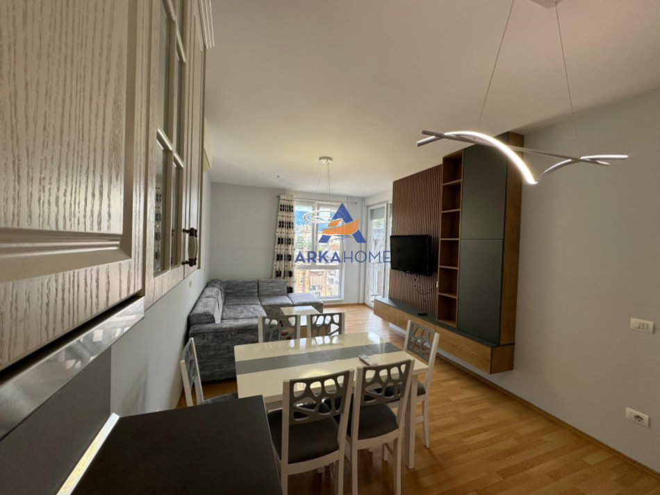 Tirane, jepet me qera apartament 2+1+Ballkon Kati 5, 100 m² 800 € 
