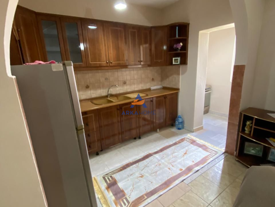 Tirane, jepet me qera apartament 2+1+Ballkon Kati 5, 100 m² 650 € (PRANE AMBASADES AMERIKANE RRUGA ALI VISHA)