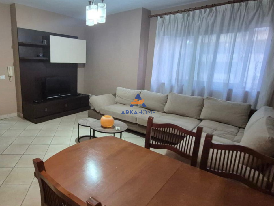 Tirane, jepet me qera apartament 2+1+Ballkon Kati 5, 95 m² 700 € (21 DHJETORI)