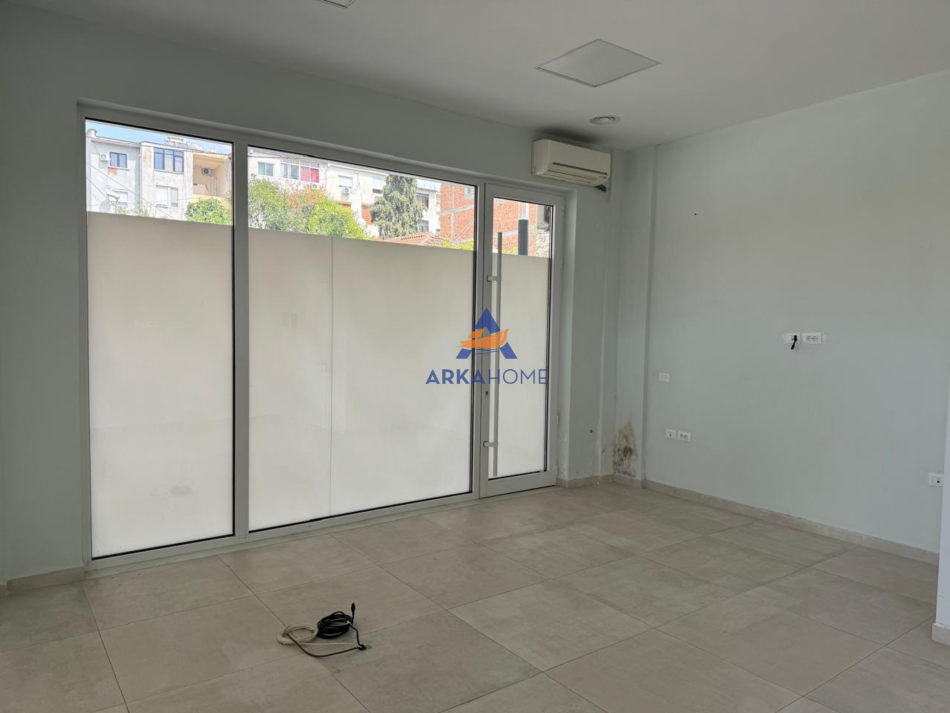 Tirane, jepet me qera apartament 1+1 Kati 0, 35 m² 500 € (VASIL SHANTO)
