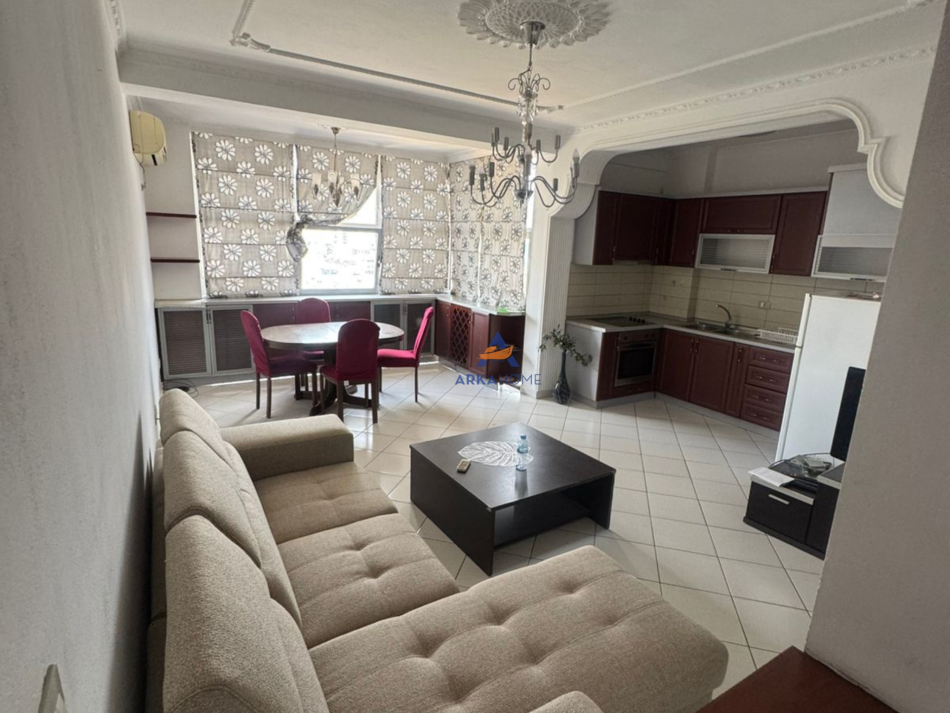 Tirane, jepet me qera apartament 2+1+Ballkon , 120 m² 459 € (astir)