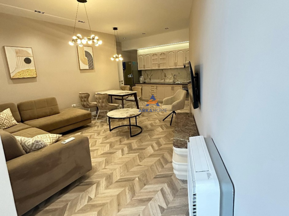 Tirane, jepet me qera apartament 2+1+Ballkon Kati 7, 120 m² 1.200 € (QENDER,9 KATSHET)