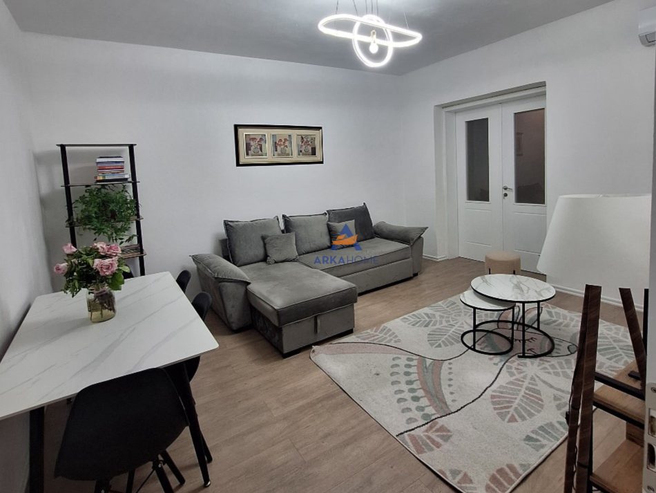 Tirane, jepet me qera apartament 1+1+Ballkon Kati 2, 75 m² 510 € (RRUGA E BARRIKADAVE)