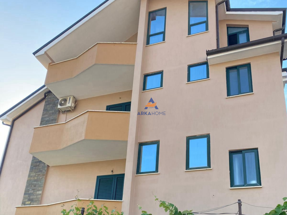 Tirane, jepet me qera Vile 3 Katshe Kati 4, 300 m² 2.700 € (PRANË UET,PORCELAN)