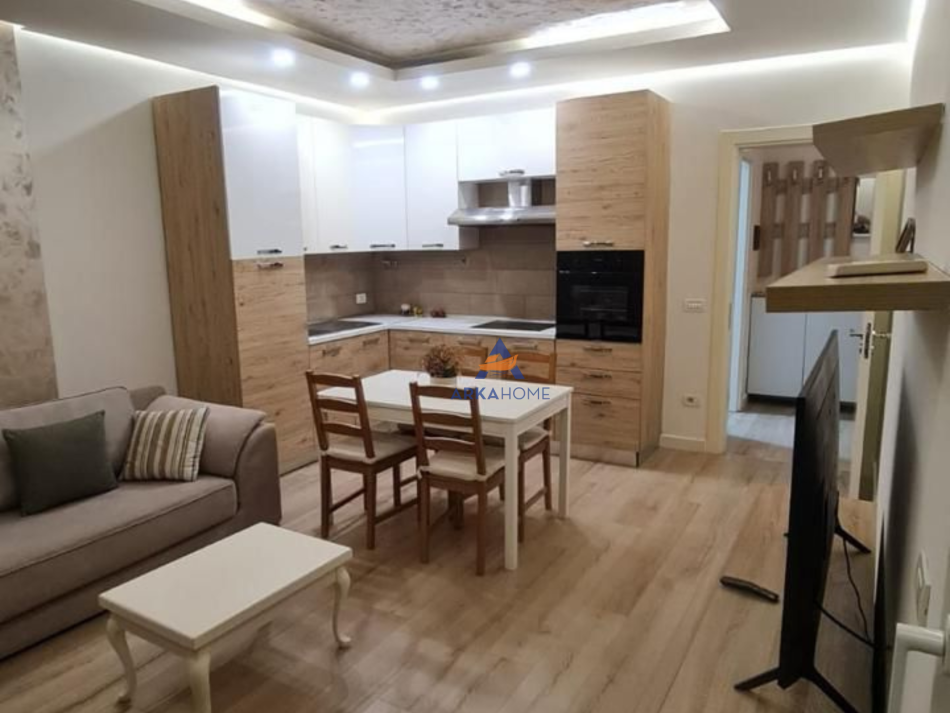 Tirane, jepet me qera apartament 1+1+Ballkon Kati 4, 70 m² 550 € (NDODHET PRANE KOMPLEKSIT VIND,ALI DEMI)
