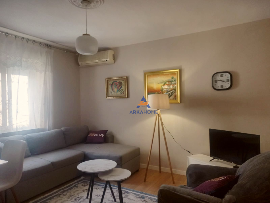 Tirane, jepet me qera apartament 1+1+Ballkon Kati 3, 55 m² 550 € (TE AMBASADA AMERIKANE)