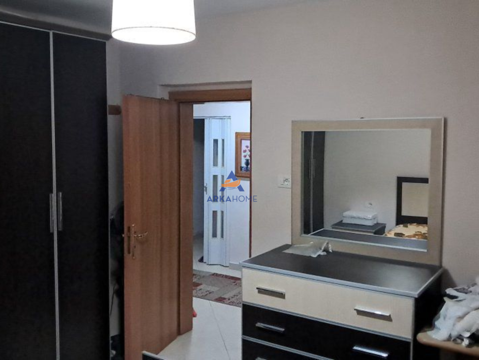 Tirane, jepet me qera apartament 2+1+Ballkon Kati 2, 55 m² 500 € (koco glozheni , brryl)