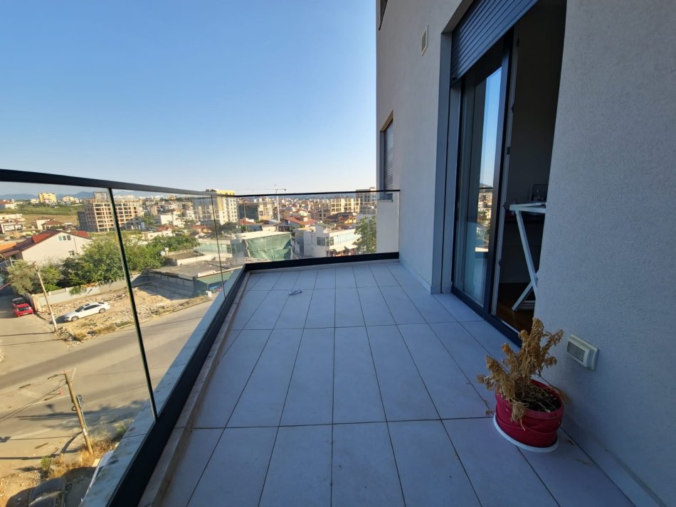 Tirane, shitet apartament 2+1+Ballkon Kati 4, 124 m² 185.000 € (Kinostudio)
