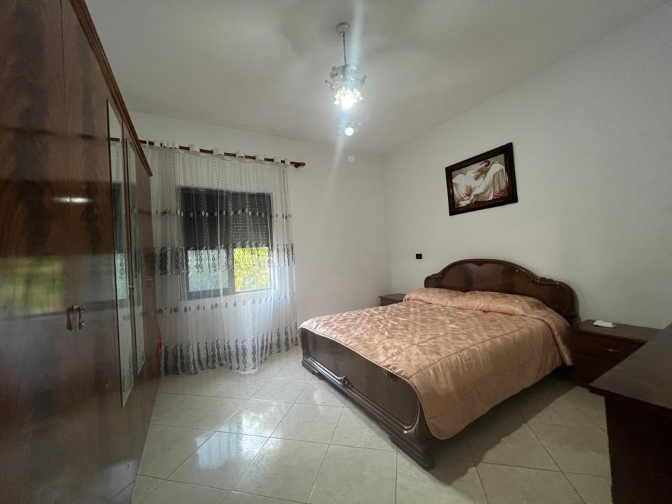 Tirane, shitet Vile 3 Katshe , 2.200 m² 550.000 € (kamez)