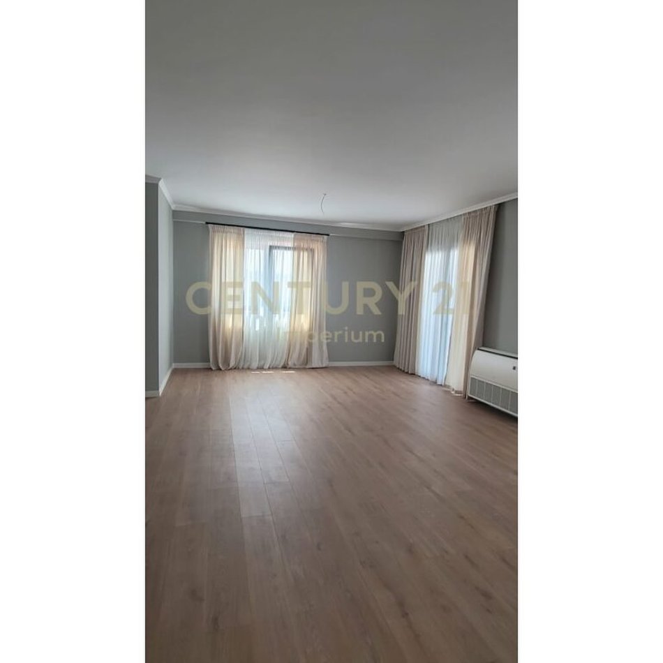 Tirane, jepet me qera apartament 2+1 Kati 9, 157 m² 1.000 € (Rruga e Durrësit)