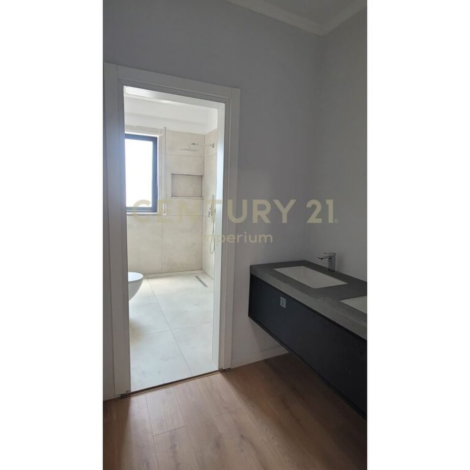 Tirane, jepet me qera apartament 2+1 Kati 9, 157 m² 1.000 € (Rruga e Durrësit)